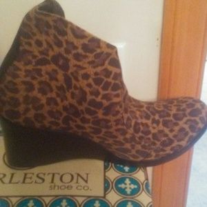 CHARLESTON SHOE CO. Women’s wedged heel
